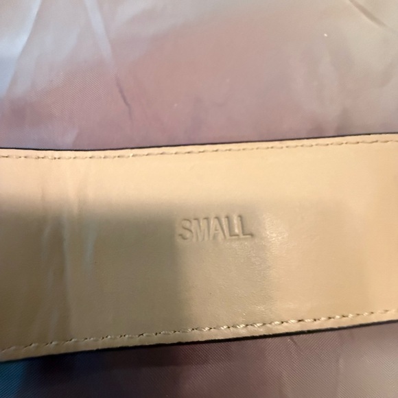 Cole Haan Black/Gold Crocodile Embossed Leather Stretch Back 1.5” Belt Small $90 - Picture 4 of 8
